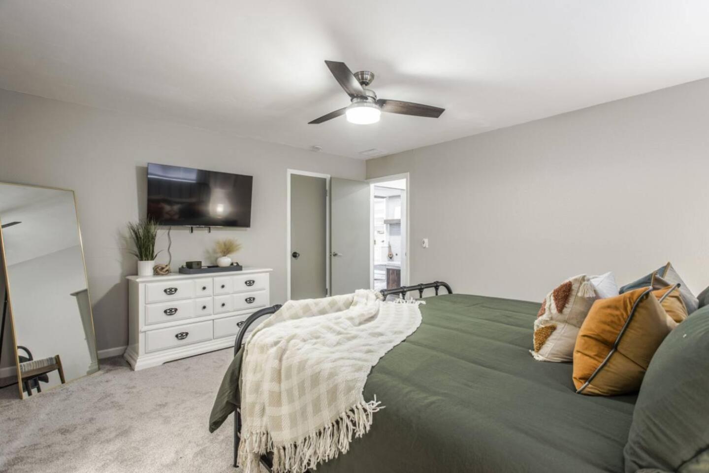 فيلا New Hummingbird Haven - Nw Okc, Billiards, Firepit أوكلاهوما سيتي المظهر الخارجي الصورة