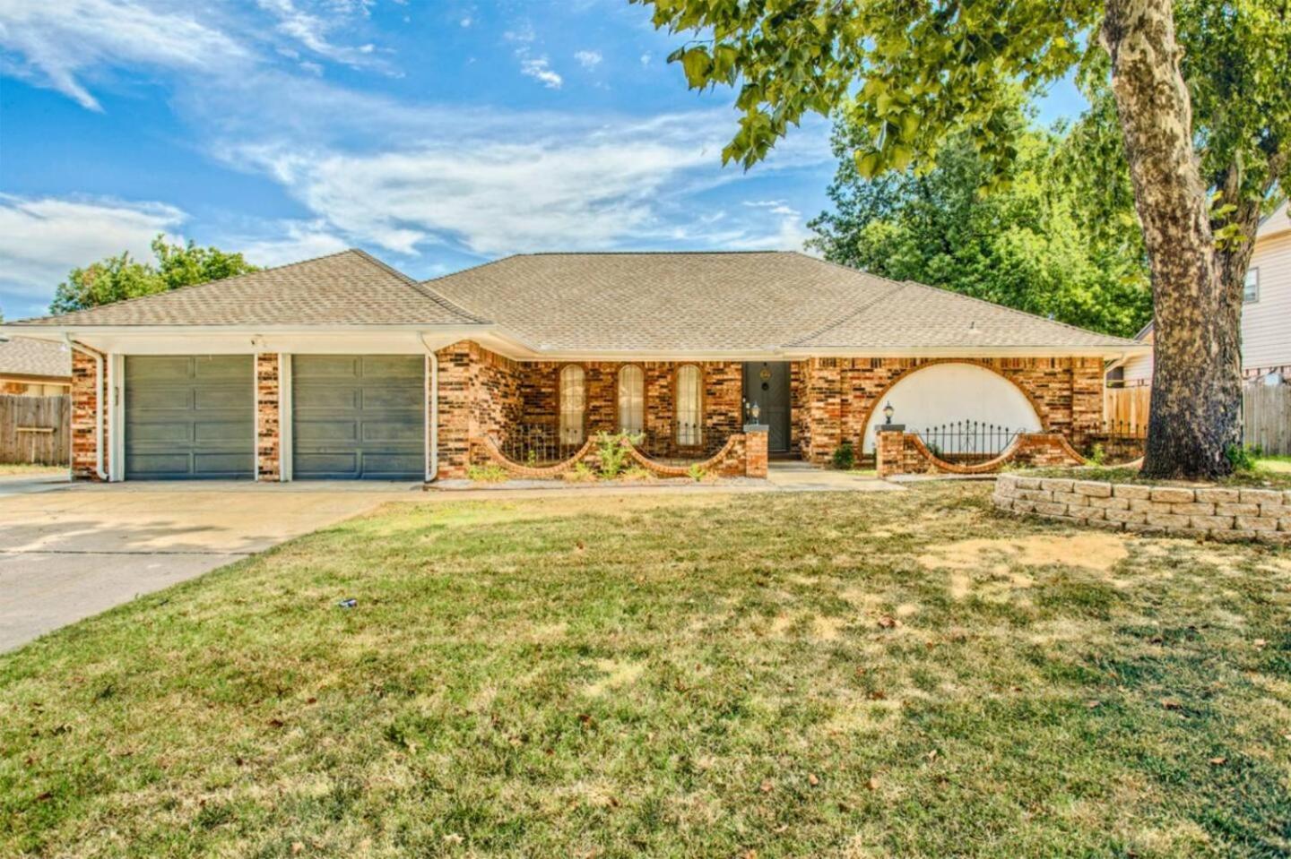 فيلا New Hummingbird Haven - Nw Okc, Billiards, Firepit أوكلاهوما سيتي المظهر الخارجي الصورة